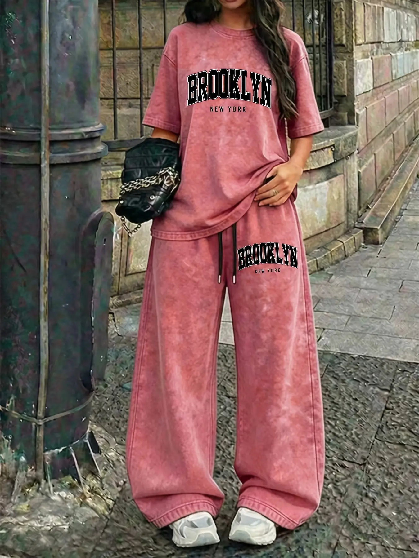 طقم نسائي من قطعتين بطباعة رسومات حروف BROOKLYN بأسلوب الشارع، تيشيرت كاجوال بقصة فضفاضة وغسيل عتيق ورقبة دائرية ضيقة وأكمام قصيرة + بنطلون رياضي كاجوال طويل بخصر مطاطي ورباط سحب بغسيل عتيق، طقم نسائي من قطعتين
