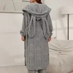 طقم من 3 قطع للخريف/الشتاء مكون من سترة قطيفة بتصميم جاكار على شكل دب، وبنطلون طويل، ورداء بغطاء للرأس