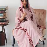 رداء نسائي شرقي طويل الأكمام مطرز باللون الوردي مزدوج الطبقات مع حجاب