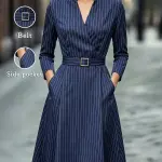 فستان نسائي أزرق بحري مخطط بياقة واقية ورقبة على شكل V، ضيق القصة، بأكمام طويلة، مشدود الخصر بحزام وجيوب، طول متوسط، مناسب للتنقل والعمل والمناسبات الرسمية وال casual، فستان خريفي جديد