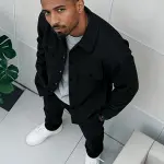 طقم رجالي قطعتين بلون موحد، جاكيت بأكمام طويلة فضفاض بلون كلاين البنفسجي وبدلة، مع بنطلون كاجوال متعدد الاستخدامات