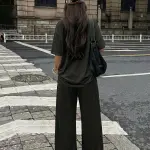 قطعتان طقم نسائي كاجوال بتصميم كرز كلاسيكي وياقة دائرية وأكمام قصيرة مع بنطلون طويل فضفاض بحبل سحب، ملابس عصرية مناسبة للصيف والشارع