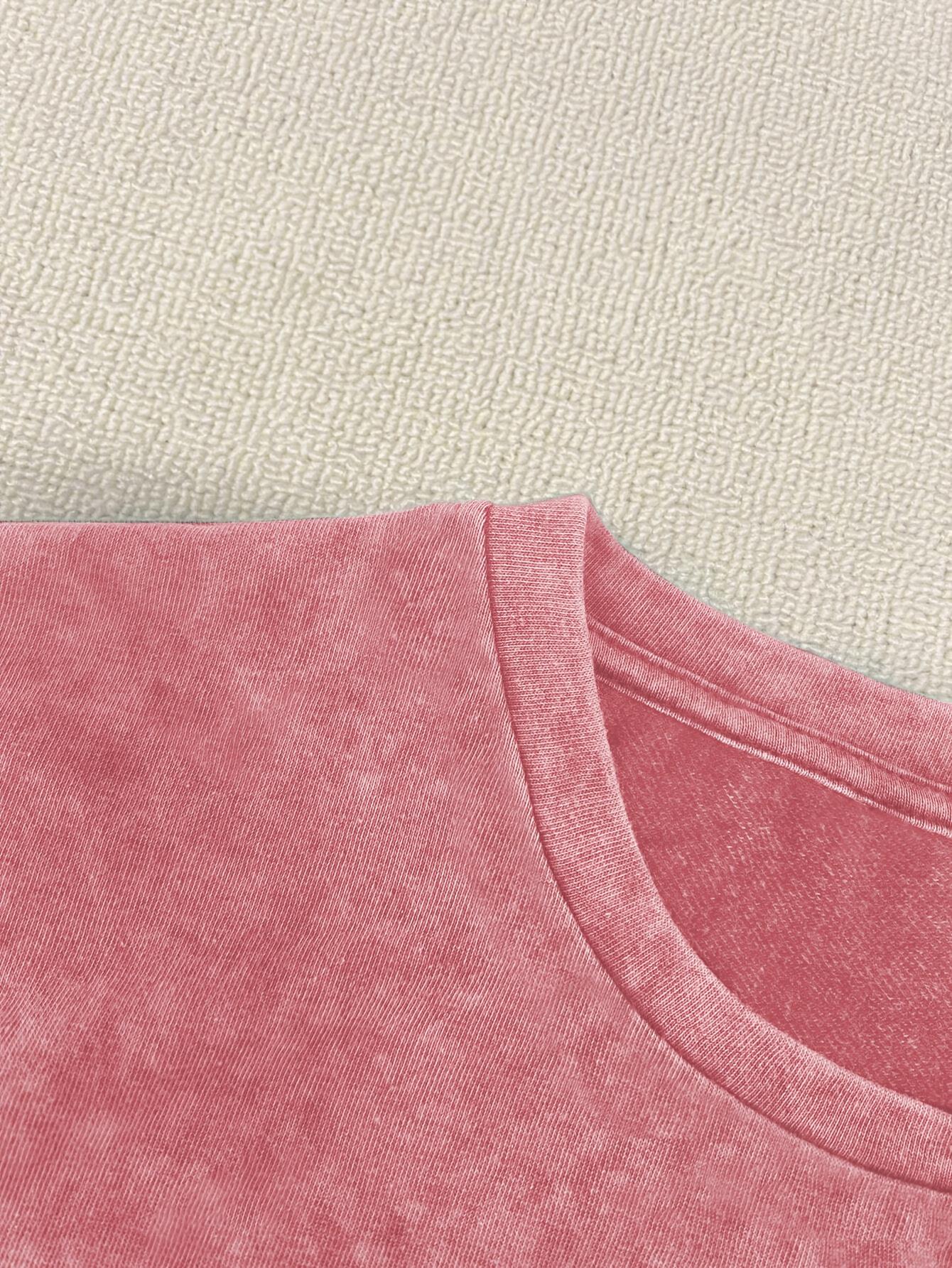 تي شيرت نسائي كاجوال بتصميم عتيق بياقة دائرية وأكمام قصيرة، مزين بطبعة رجل ثلج يرتدي قبعة خضراء ووشاح منقوش، بالإضافة إلى كاردنال