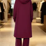 طقم نسائي كاجوال قطعتين للنساء 2026 بتصميم ريترو أمريكي، يتضمن جاكيت سويت شيرت طويل بغطاء للرأس، وبنطلون واسع الكتفين بكتف عاري وأكمام طويلة، مناسب للارتداء اليومي في المنزل أو في النزهات