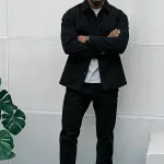 طقم رجالي قطعتين بلون موحد، جاكيت بأكمام طويلة فضفاض بلون كلاين البنفسجي وبدلة، مع بنطلون كاجوال متعدد الاستخدامات
