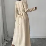 فستان حفلات نسائي طويل الأكمام بخط A، ياقة مزدوجة بتفاصيل أزرار وتزيين برباط وألوان متباينة