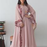 رداء نسائي شرقي طويل الأكمام مطرز باللون الوردي مزدوج الطبقات مع حجاب