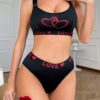 مجموعة حمالة صدر رياضية نسائية "الحب في قلبتي" وشورت بخصر عالٍ - أسود مع تصميم قلب أحمر و"LOVE"، أحزمة قابلة للتعديل، مريحة للملابس اليومية، شورت بخصر عالي