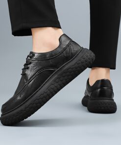 أحذية رجالية من النمط البريطاني بمنصة سميكة - جزء علوي لامع ووسادة تثبيت مخفضة، أحذية كاجوال منخفضة القُطر مع نعل سميك من المطاط، قابل للتهوية ومريح للاستعمال اليومي والاحتفالات، ناسود الأسود - مثالية للعمل، والمناسبات الشكلية والاستخدام اليومي. أحذية أنيقة للمظهر الرسمي الأسود بقطاع PU ومينا صلبة، وعرض إضافي.