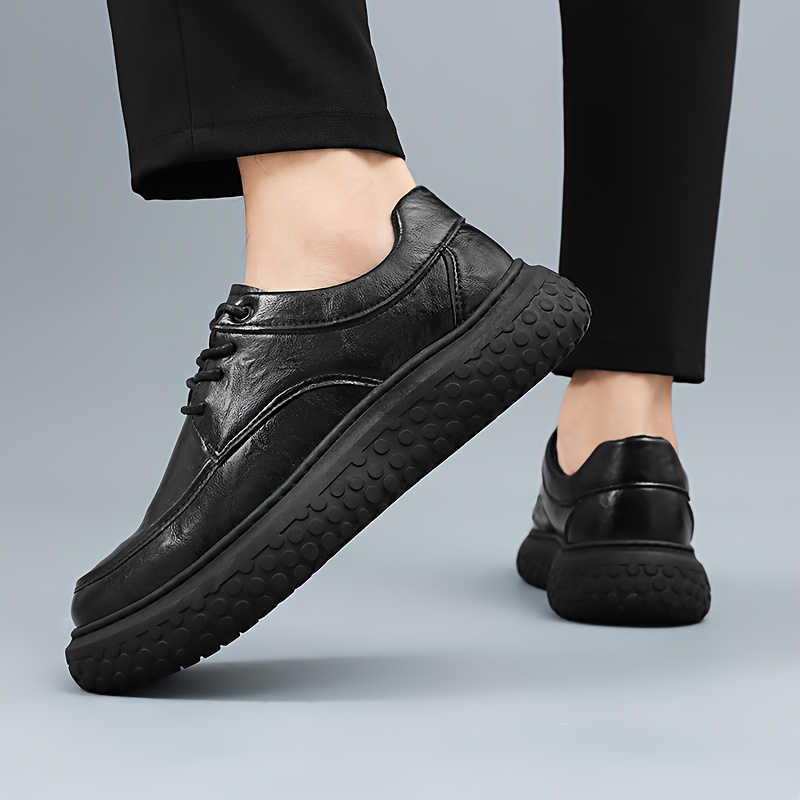 أحذية رجالية من النمط البريطاني بمنصة سميكة - جزء علوي لامع ووسادة تثبيت مخفضة، أحذية كاجوال منخفضة القُطر مع نعل سميك من المطاط، قابل للتهوية ومريح للاستعمال اليومي والاحتفالات، ناسود الأسود - مثالية للعمل، والمناسبات الشكلية والاستخدام اليومي. أحذية أنيقة للمظهر الرسمي الأسود بقطاع PU ومينا صلبة، وعرض إضافي.