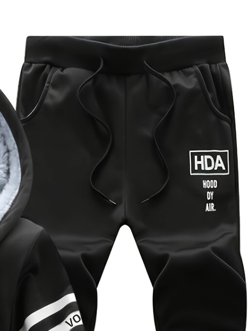 ⁦مجموعة ملابس رياضية كاجوال مريحة للرجال - جاكيت بغطاء للرأس وبنطلون رمادي مع طباعة "HDA"، سحاب، وخصر برباط، مثالية للأنشطة الخارجية في الخريف/الشتاء، ملابس مريحة | جاكيت بغطاء للرأس | جاكيت بسحاب⁩ - الصورة ⁦9⁩