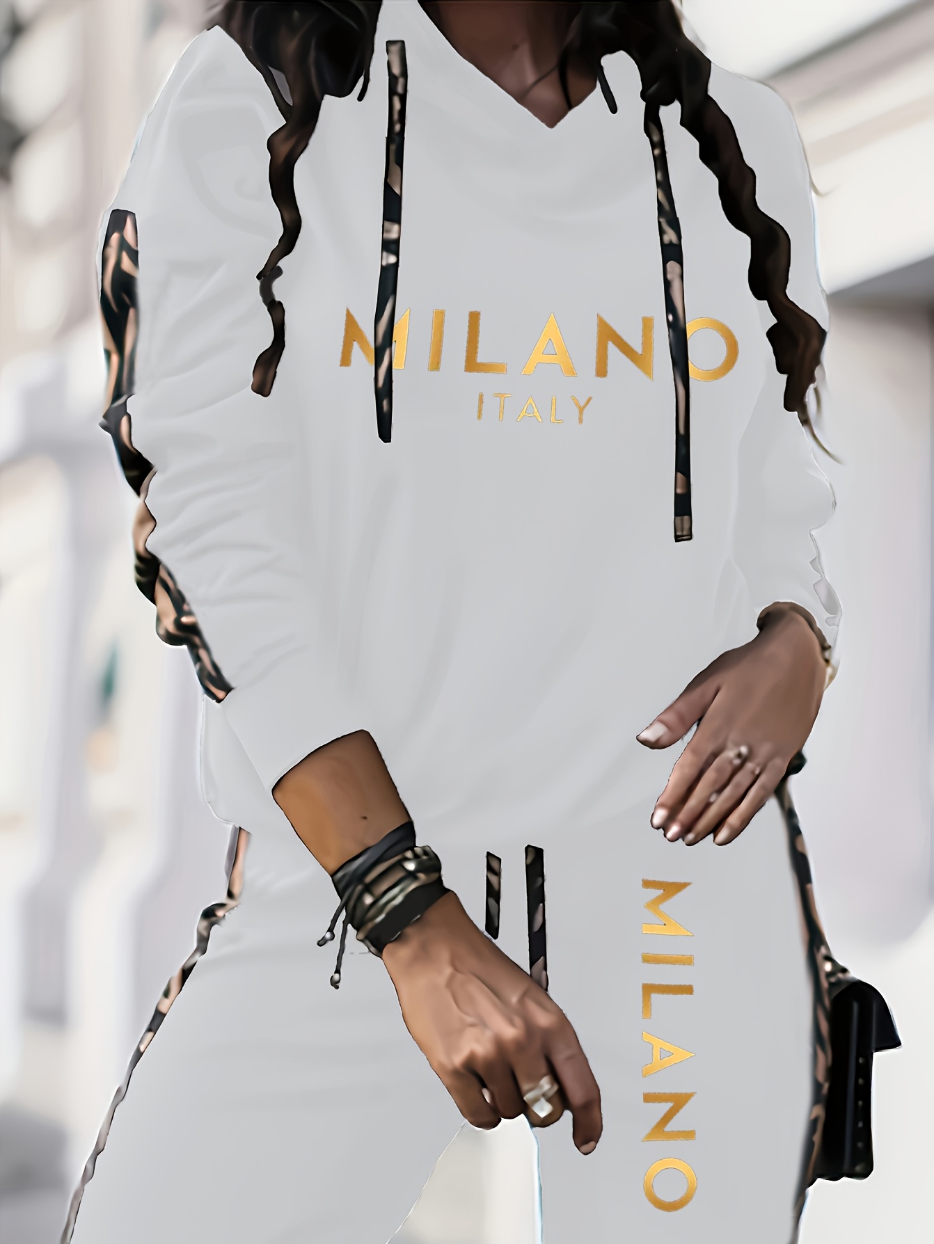 طقم عارضة عصرية للعطلات بغطاء رأس مع بنطلون طويل بأكمام وطباعة ميلان الذهبية - قطعتين