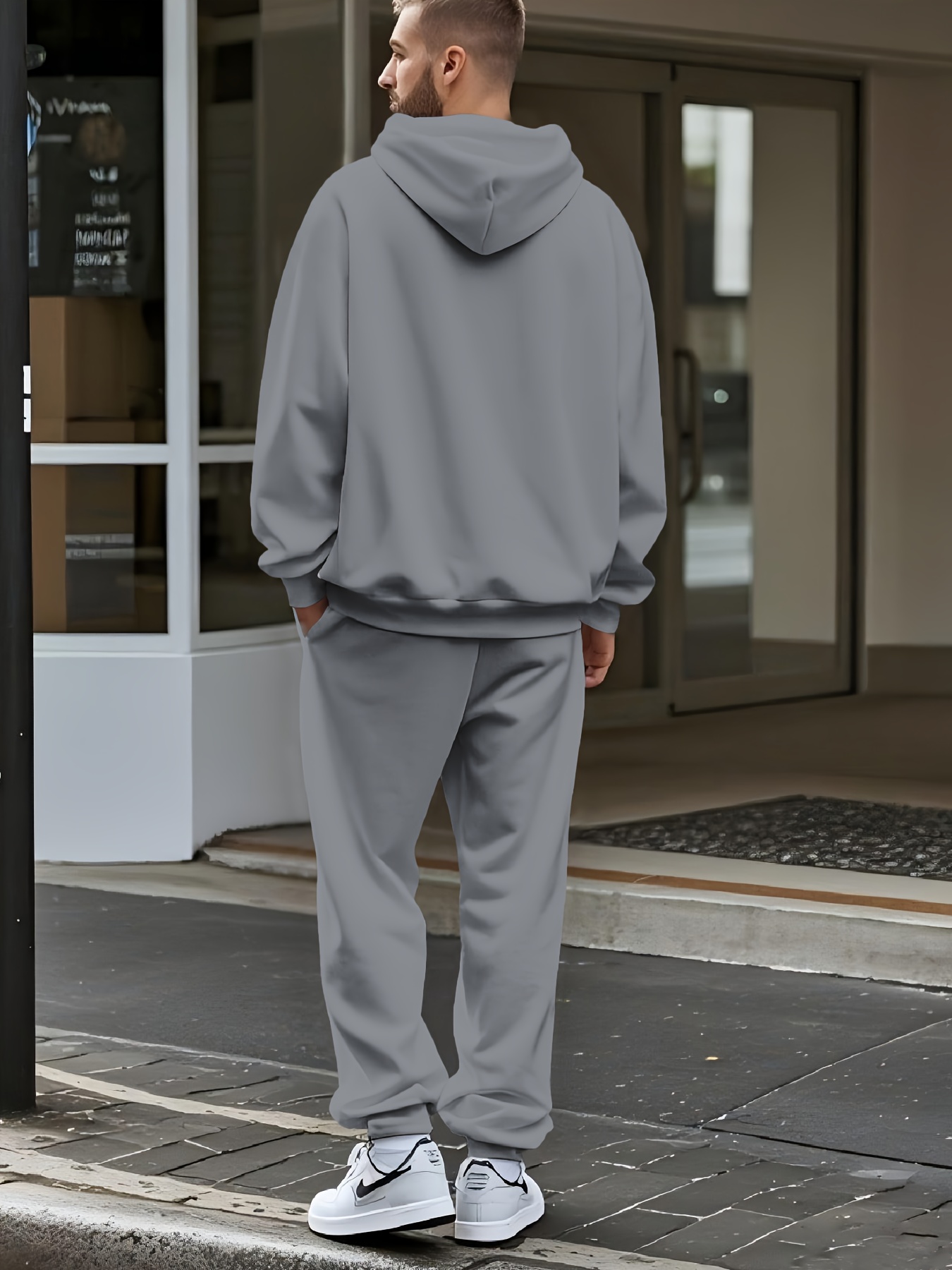 سترة رجالي طويلة الأكمام وبنطلون بطباعة حروف بلون بيج