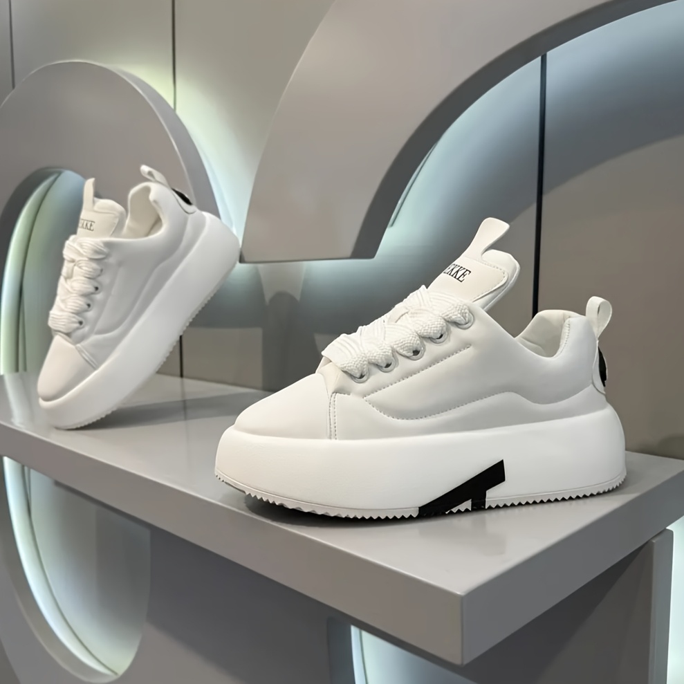 أحذية رجالية كاجوال بيضاء منخفضة القمة - قماش ميكروفايبر قابل للتنفس، نعل مطاطي مانع للانزلاق، راحة على مدار العام للملابس الكاجوال والأنشطة الخارجية، تصميم رياضي | نعل مطاطي متين