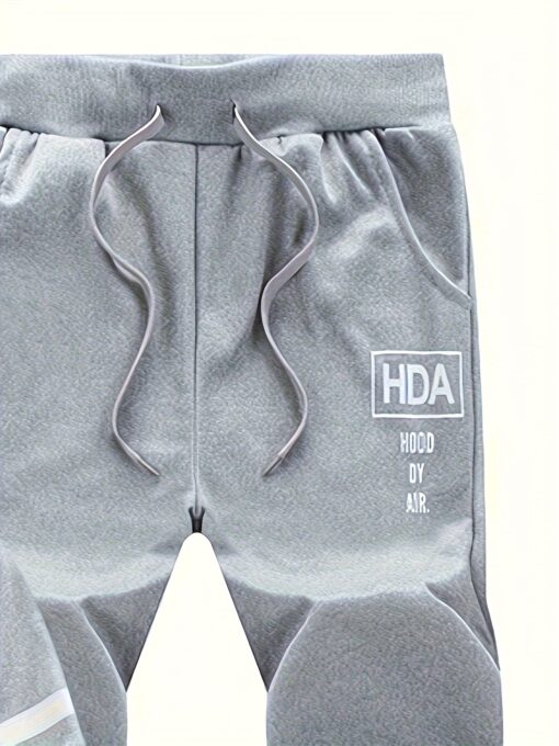 ⁦مجموعة ملابس رياضية كاجوال مريحة للرجال - جاكيت بغطاء للرأس وبنطلون رمادي مع طباعة "HDA"، سحاب، وخصر برباط، مثالية للأنشطة الخارجية في الخريف/الشتاء، ملابس مريحة | جاكيت بغطاء للرأس | جاكيت بسحاب⁩ - الصورة ⁦10⁩
