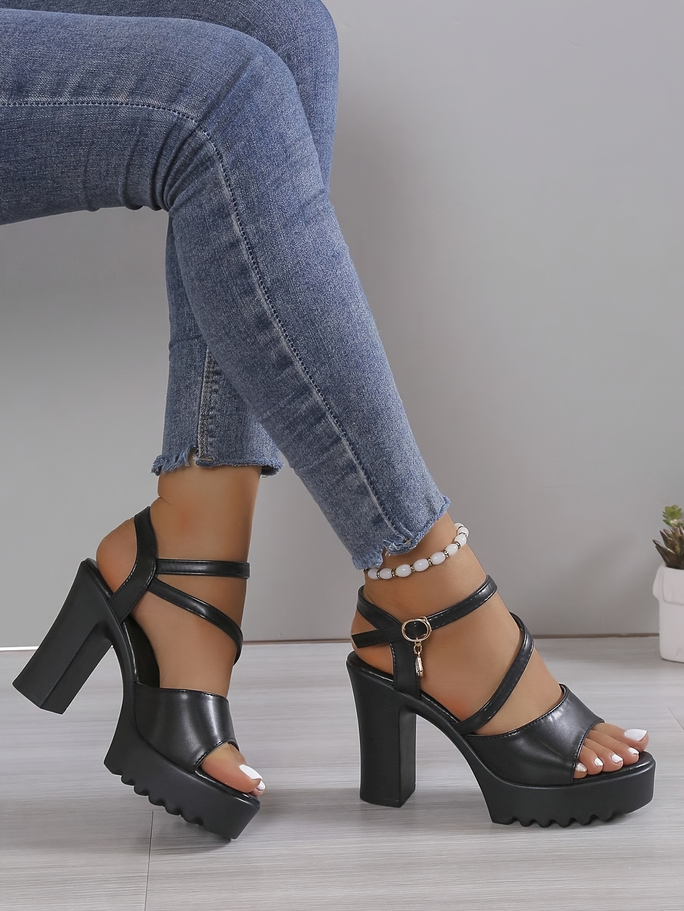 صنادل كعب مكتنزة للنساء - أبيض مفتوح من الأمام مع حزام مشبك، نعل PU مريح، صنادل كعب عالية أنيقة للارتداء العادي، صنادل كعب مكتنزة