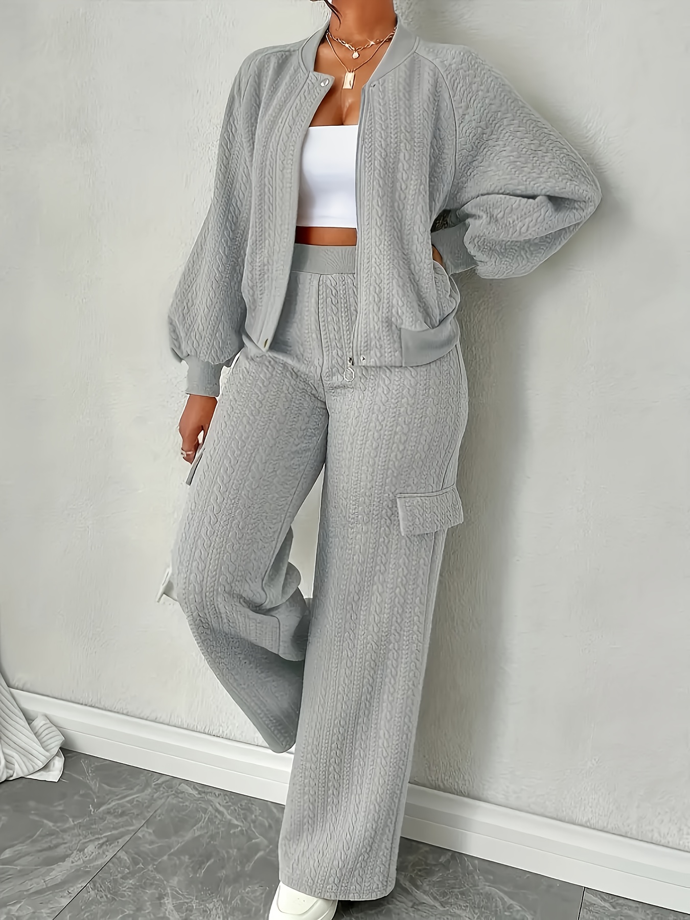 طقم نسائي عادي وبسيط بأكمام طويلة وتفاصيل سحاب وتنورة مستقيمة بقطعتين