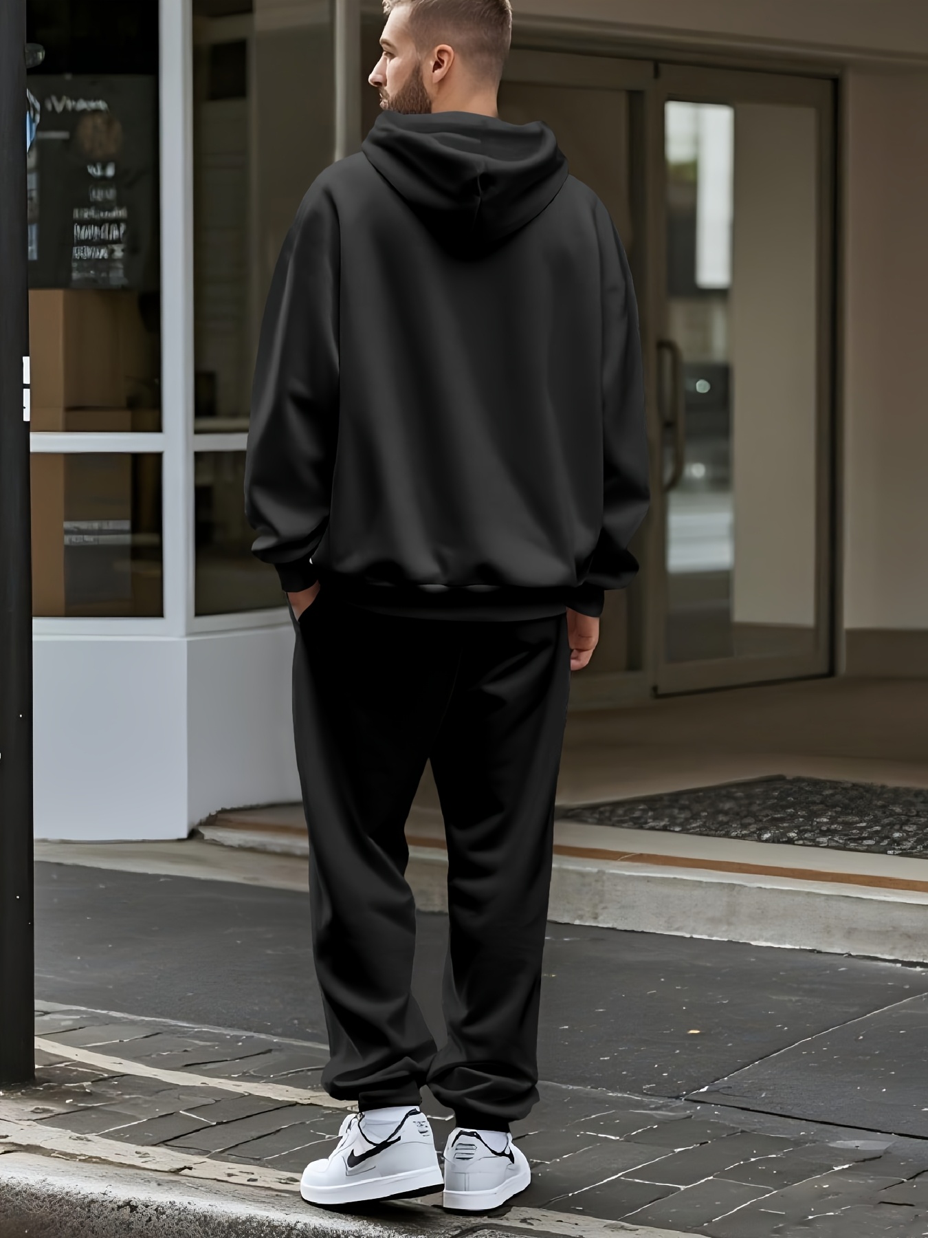 سترة رجالي طويلة الأكمام وبنطلون بطباعة حروف بلون بيج