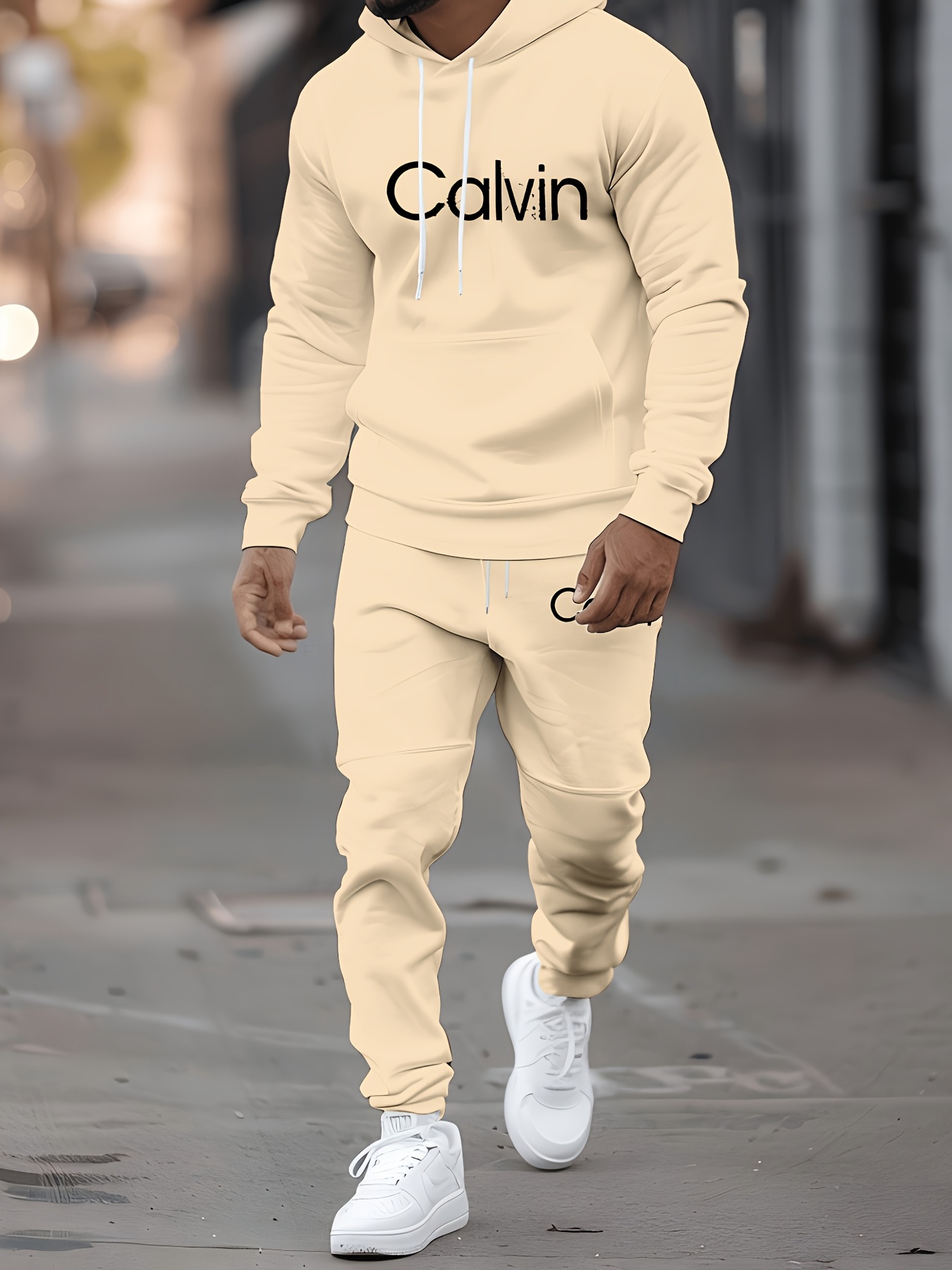 سترة رجالي طويلة الأكمام وبنطلون بطباعة حروف بلون بيج