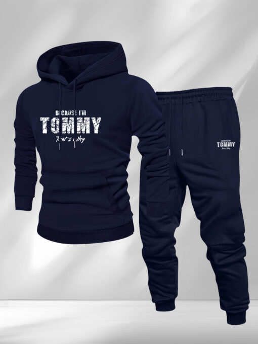 ⁦طقم رجالي مريح من الصوف المخملية - "Tommy" مطبوع عليه، كم طويل، رباط، نمط كاجوال، نقش هندسي، قصة عادية، مثالي للخريف/الشتاء، ملابس كاجوال | سويت شيرت بغطاء للرأس | قماش صوفي، Tommy Fleece، بدلة/ملابس رجالية، فستان رياضي رجالي، طقم فستان رياضي للرجال⁩ - الصورة ⁦2⁩