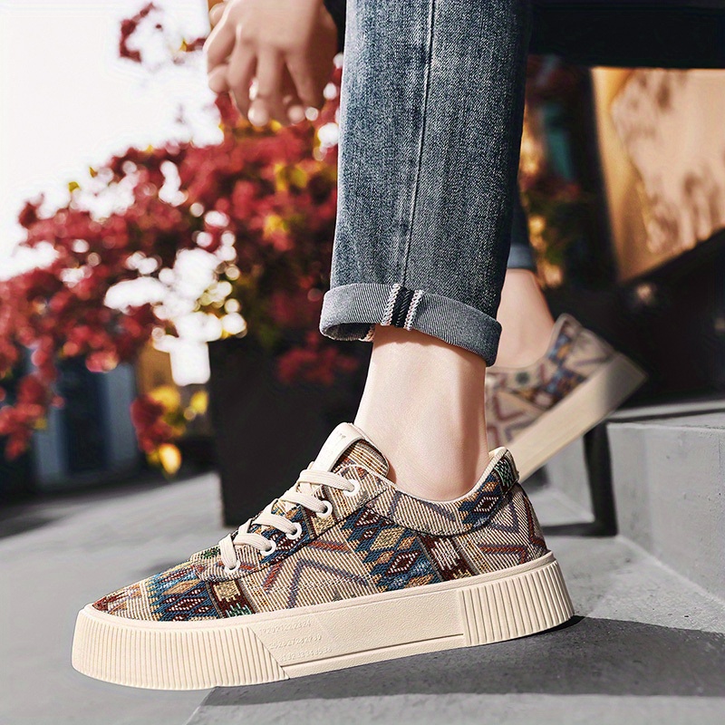 أحذية التزلج العصرية للرجال - نمط هندسي حيوي، نعل مطاطي مريح غير قابل للانزلاق، جزء علوي من القماش المسامي، أحذية رياضية عادية برباط للارتداء اليومي والأنشطة الخارجية، أحذية التزلج، الأحذية الخارجية، الأحذية الرياضية الحديثة، الأحذية المتينة