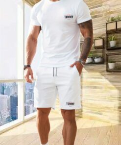 طقم صيفي رجالي من قطعتين: تيشيرت "Tommy" بطباعة حروف بأكمام قصيرة ورقبة مستديرة + شورت بنقشة "Tommy"، أسود وأبيض، مثالي للراحة والاسترخاء في العطلات | تصميم مريح وقصّة واسعة
