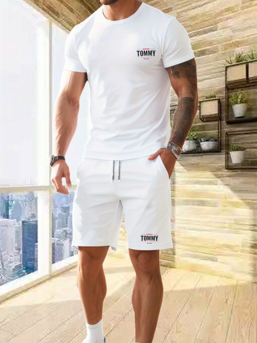 طقم صيفي رجالي من قطعتين: تيشيرت "Tommy" بطباعة حروف بأكمام قصيرة ورقبة مستديرة + شورت بنقشة "Tommy"، أسود وأبيض، مثالي للراحة والاسترخاء في العطلات | تصميم مريح وقصّة واسعة
