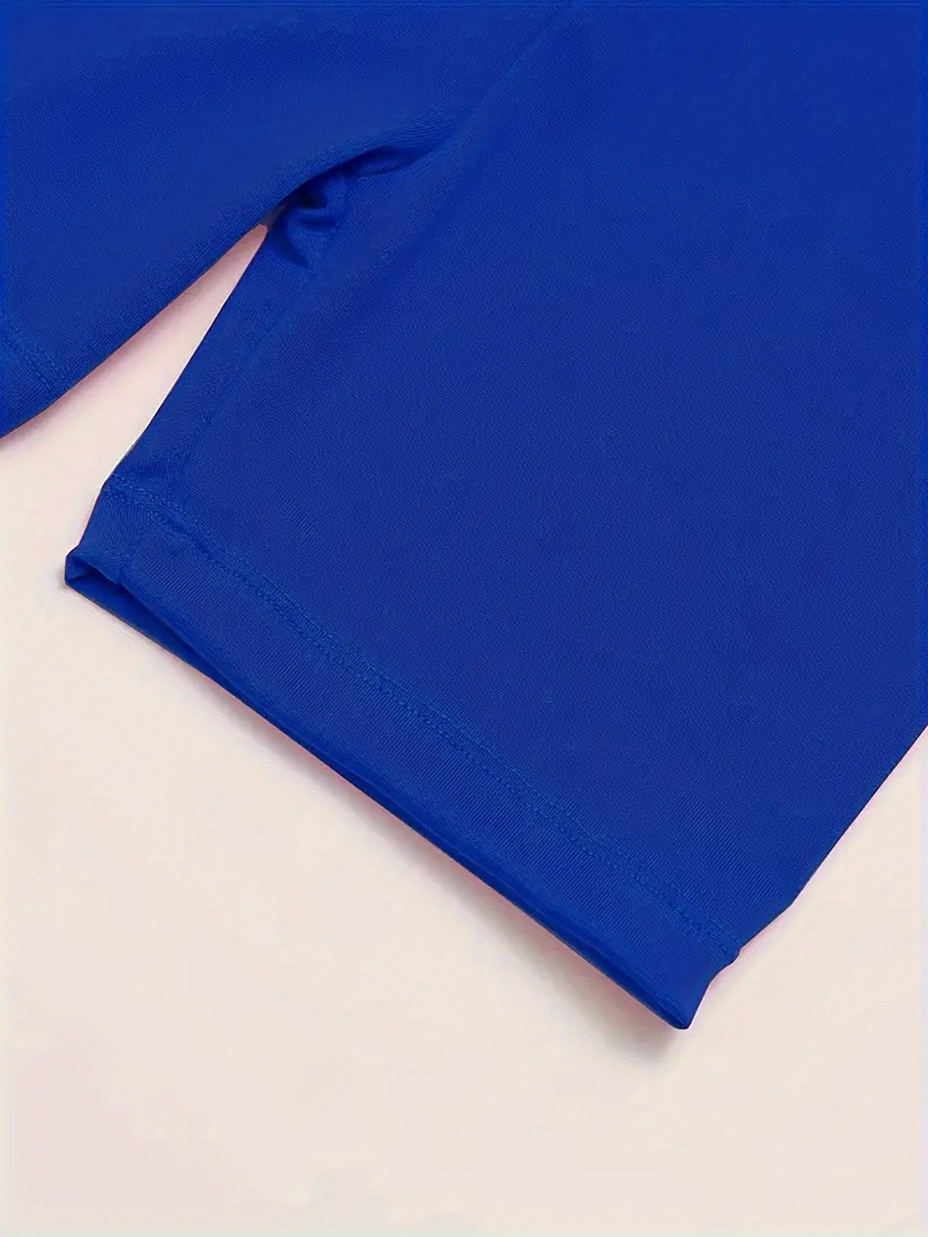 شورت نسائي مطرز بطبعة كرتونية من ستيتش وليلو - شورت صيفي عالي الخصر قابل للتمدد وجيد التهوية، برتقالي مضيء مع تفاصيل وردية، مثالي للأنشطة الخارجية والعطلات، شورت