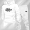 طقم رجالي مريح من الصوف المخملية - "Tommy" مطبوع عليه، كم طويل، رباط، نمط كاجوال، نقش هندسي، قصة عادية، مثالي للخريف/الشتاء، ملابس كاجوال | سويت شيرت بغطاء للرأس | قماش صوفي، Tommy Fleece، بدلة/ملابس رجالية، فستان رياضي رجالي، طقم فستان رياضي للرجال