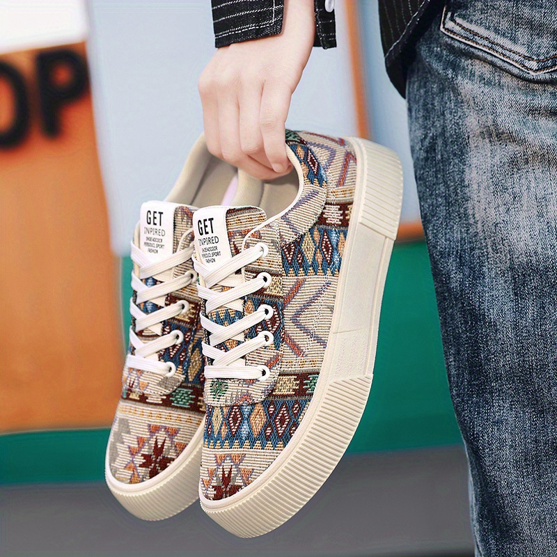 أحذية التزلج العصرية للرجال - نمط هندسي حيوي، نعل مطاطي مريح غير قابل للانزلاق، جزء علوي من القماش المسامي، أحذية رياضية عادية برباط للارتداء اليومي والأنشطة الخارجية، أحذية التزلج، الأحذية الخارجية، الأحذية الرياضية الحديثة، الأحذية المتينة