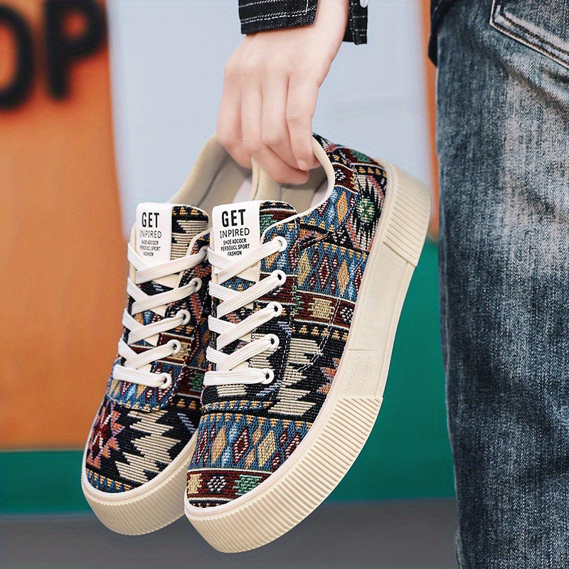 أحذية التزلج العصرية للرجال - نمط هندسي حيوي، نعل مطاطي مريح غير قابل للانزلاق، جزء علوي من القماش المسامي، أحذية رياضية عادية برباط للارتداء اليومي والأنشطة الخارجية، أحذية التزلج، الأحذية الخارجية، الأحذية الرياضية الحديثة، الأحذية المتينة