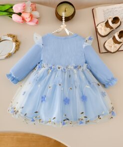 فستان جديد للبنات الصغيرات باللون الأزرق من مجموعة الربيع والخريف، مع تنورة شبكية وحواف مزخرفة بأزهار دقيقة، وتصميم مزدوج من الأشرطة المرحة، وأكمام رقيقة على شكل فراشة وأكمام فوانيس لمظهر جذاب! مثالي للأطفال من عمر 0-3 سنوات، مناسب للخروج اليومي والاحتفالات بعيد الميلاد، مثالي للأنشطة الخارجية، فستان علوي، ملابس للبنات الصغيرات، ملابس الأطفال.