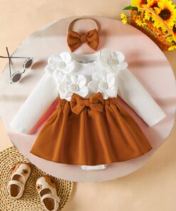 طقم قطعتين لفتاة: بلوزة بيضاء مضلعة برقبة مستديرة مع تطريز ثلاثي الأبعاد، فستان مثلث بأكمام طويلة وربطة أمامية بلون واحد، وربطة رأس، لفصل الخريف/الشتاء