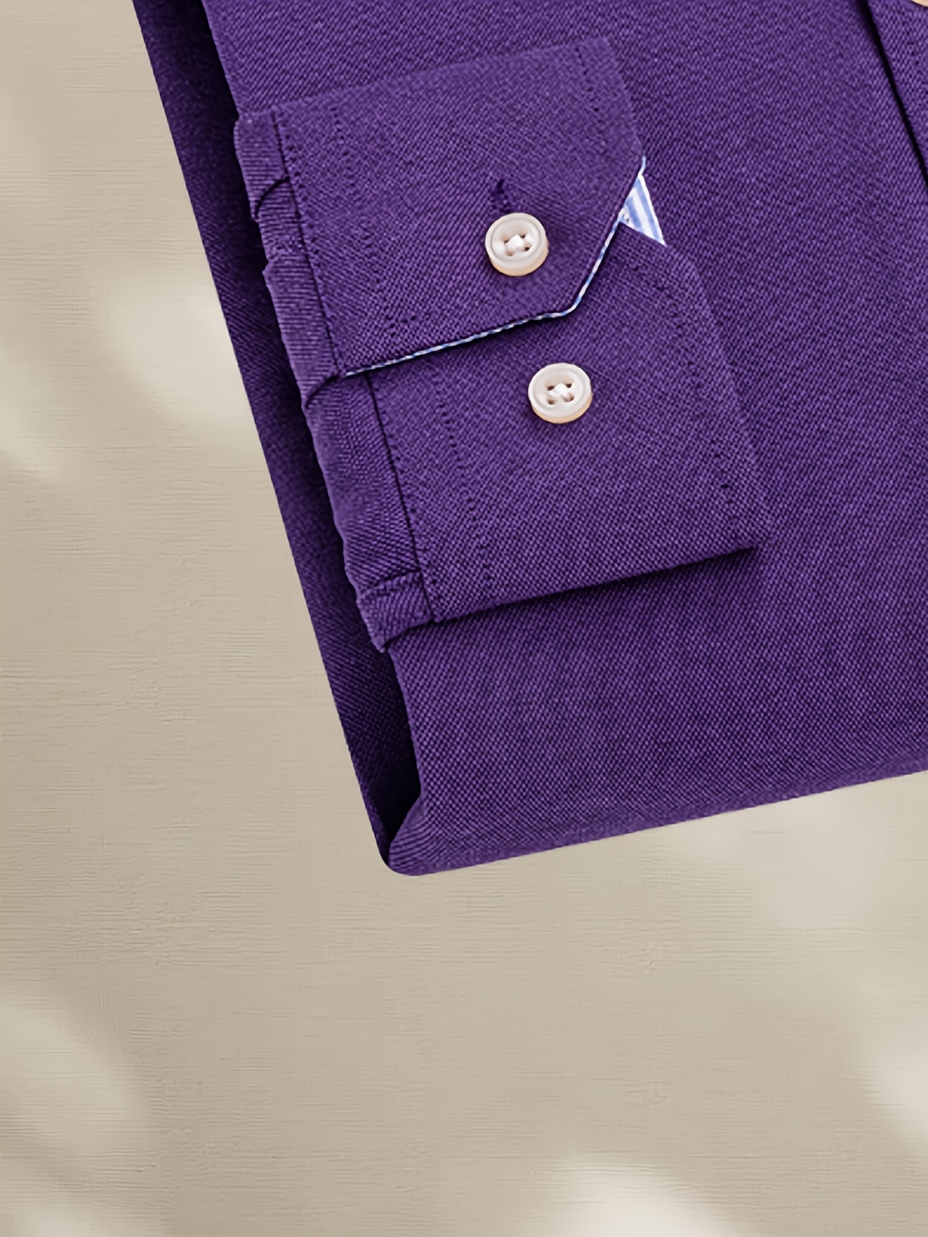 قميص رجالي كلاسيكي أحمر بأكمام طويلة مع شعار مطرز - ياقة مخططة أنيقة، جيب على الصدر، تصميم بأزرار مناسب لجميع الفصول، متعدد الاستخدامات للمناسبات الرسمية أو غير الرسمية، ملابس رسمية، أسلوب متطور، قماش غير قابل للتمدد