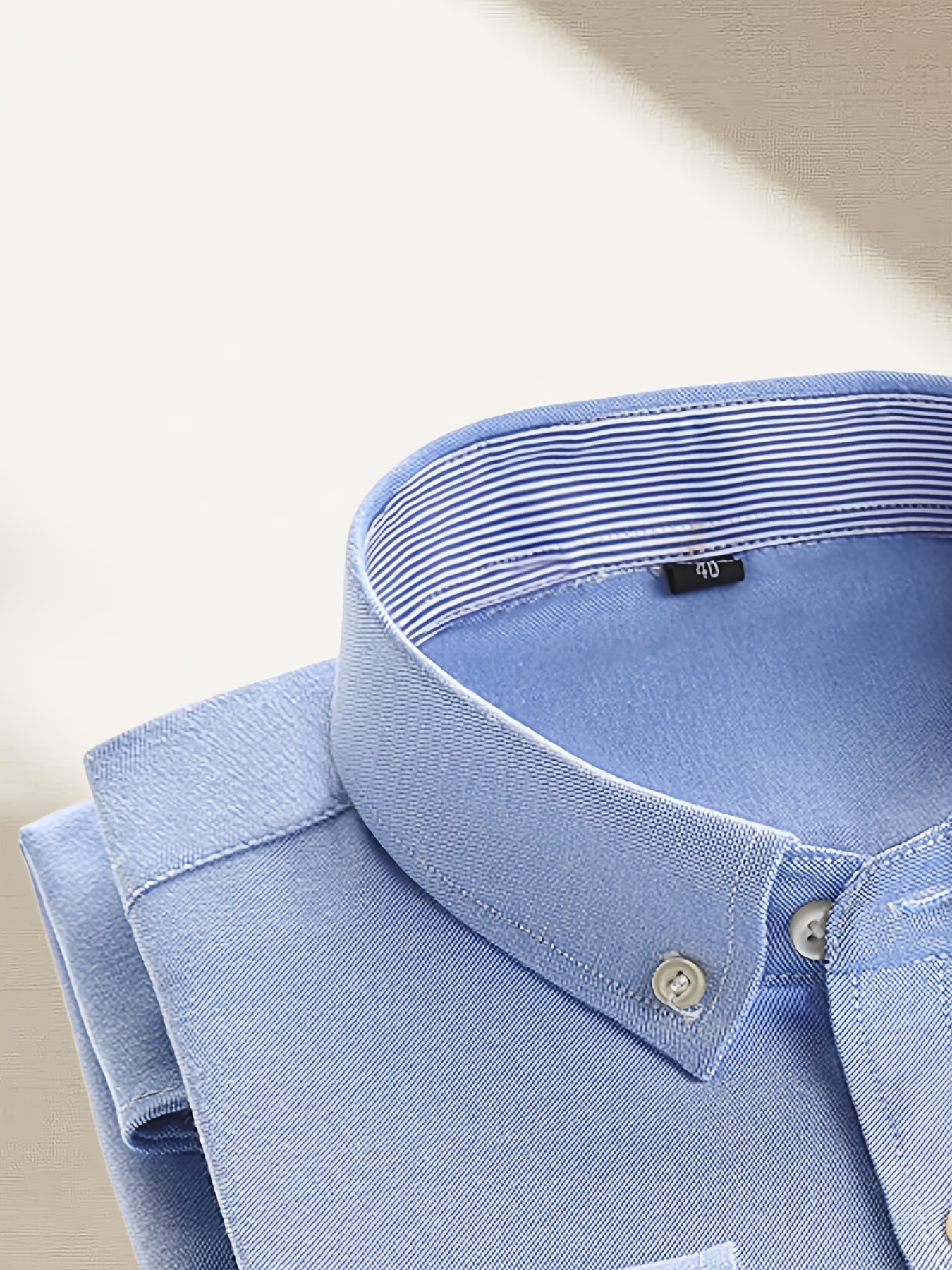 قميص رجالي كلاسيكي أحمر بأكمام طويلة مع شعار مطرز - ياقة مخططة أنيقة، جيب على الصدر، تصميم بأزرار مناسب لجميع الفصول، متعدد الاستخدامات للمناسبات الرسمية أو غير الرسمية، ملابس رسمية، أسلوب متطور، قماش غير قابل للتمدد