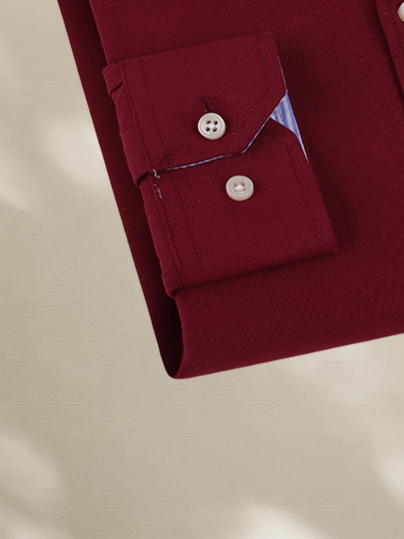 قميص رجالي كلاسيكي أحمر بأكمام طويلة مع شعار مطرز - ياقة مخططة أنيقة، جيب على الصدر، تصميم بأزرار مناسب لجميع الفصول، متعدد الاستخدامات للمناسبات الرسمية أو غير الرسمية، ملابس رسمية، أسلوب متطور، قماش غير قابل للتمدد