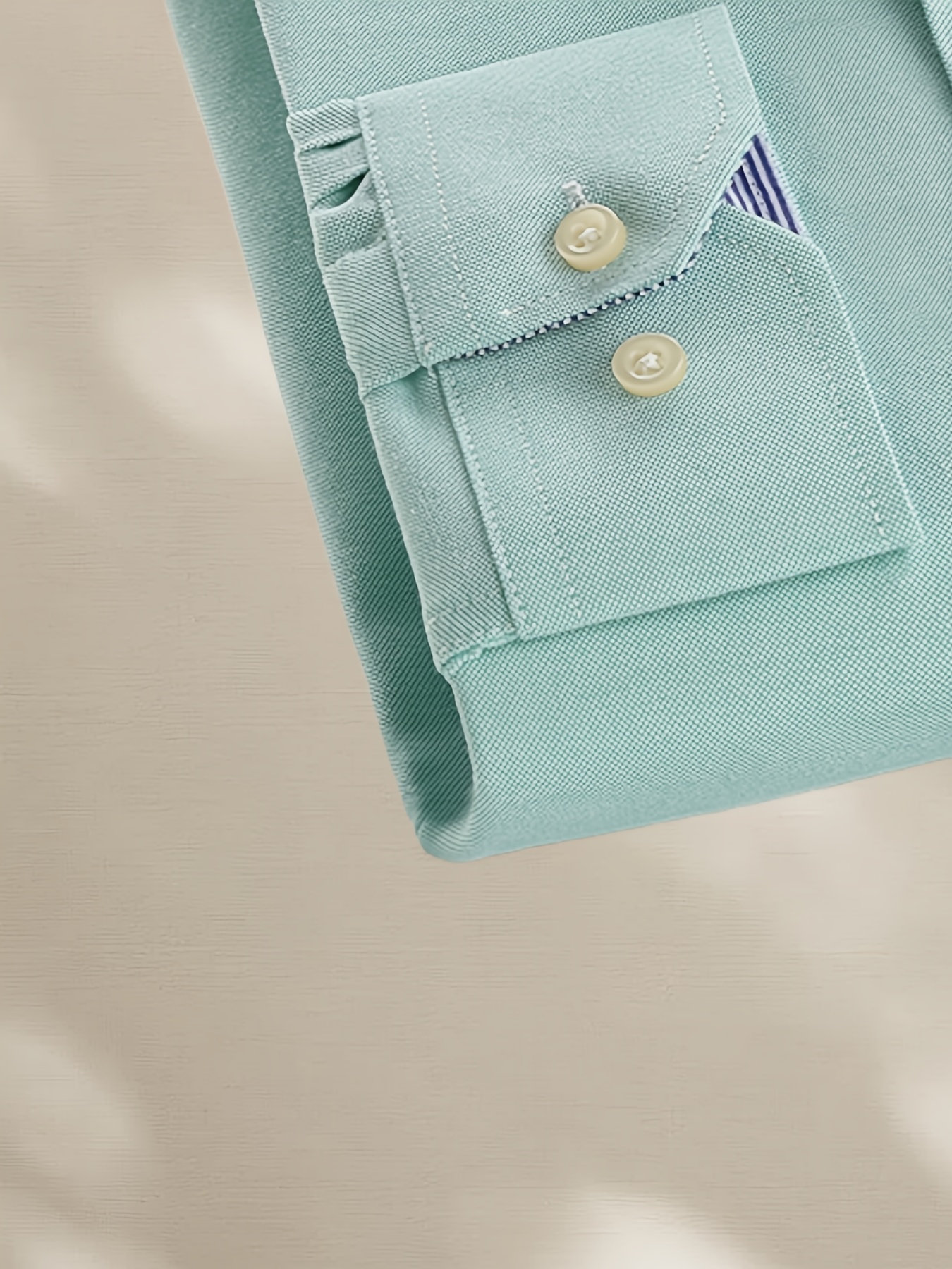 قميص رجالي كلاسيكي أحمر بأكمام طويلة مع شعار مطرز - ياقة مخططة أنيقة، جيب على الصدر، تصميم بأزرار مناسب لجميع الفصول، متعدد الاستخدامات للمناسبات الرسمية أو غير الرسمية، ملابس رسمية، أسلوب متطور، قماش غير قابل للتمدد