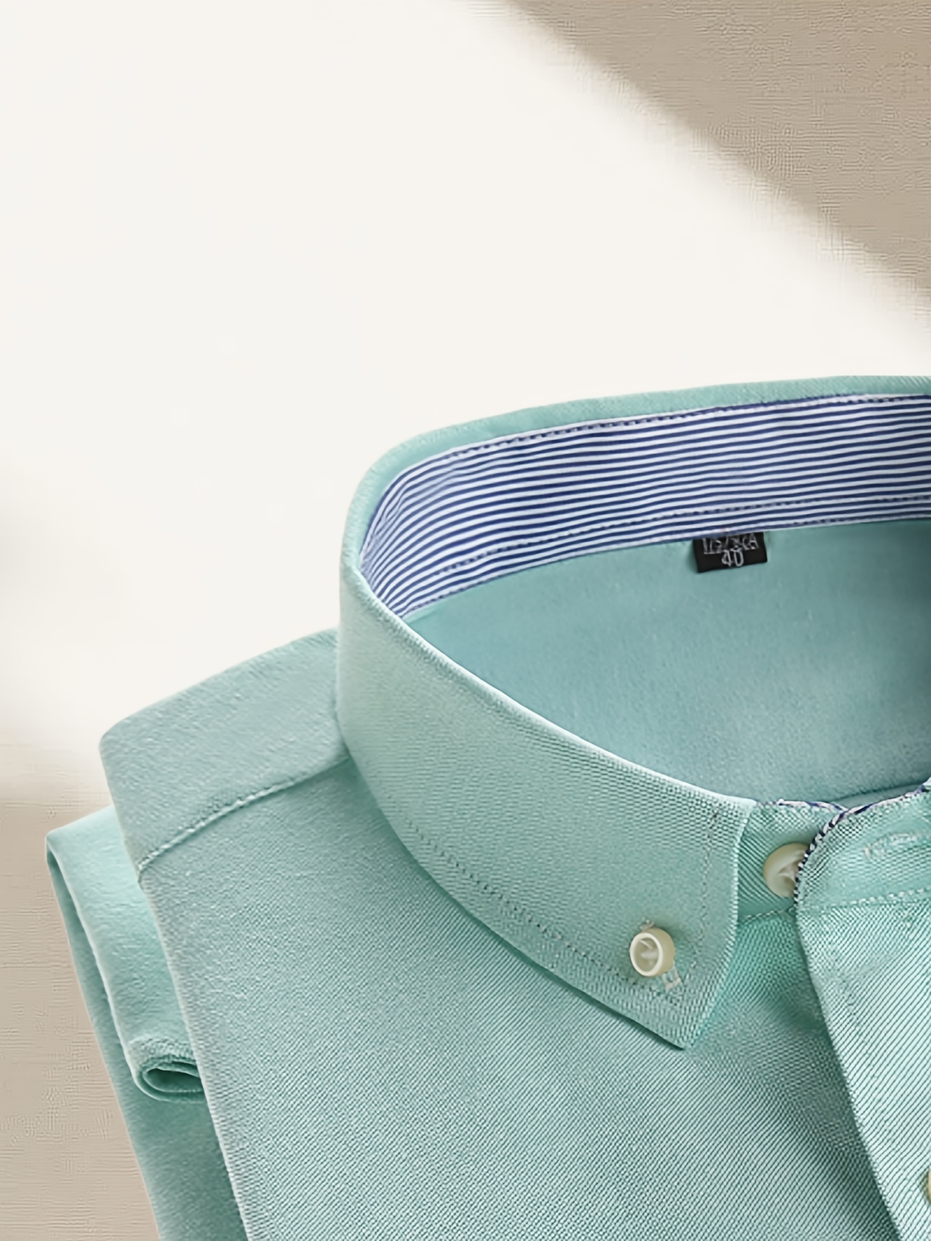 قميص رجالي كلاسيكي أحمر بأكمام طويلة مع شعار مطرز - ياقة مخططة أنيقة، جيب على الصدر، تصميم بأزرار مناسب لجميع الفصول، متعدد الاستخدامات للمناسبات الرسمية أو غير الرسمية، ملابس رسمية، أسلوب متطور، قماش غير قابل للتمدد