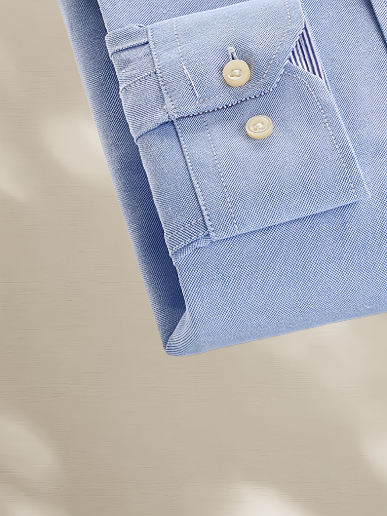 قميص رجالي كلاسيكي أحمر بأكمام طويلة مع شعار مطرز - ياقة مخططة أنيقة، جيب على الصدر، تصميم بأزرار مناسب لجميع الفصول، متعدد الاستخدامات للمناسبات الرسمية أو غير الرسمية، ملابس رسمية، أسلوب متطور، قماش غير قابل للتمدد