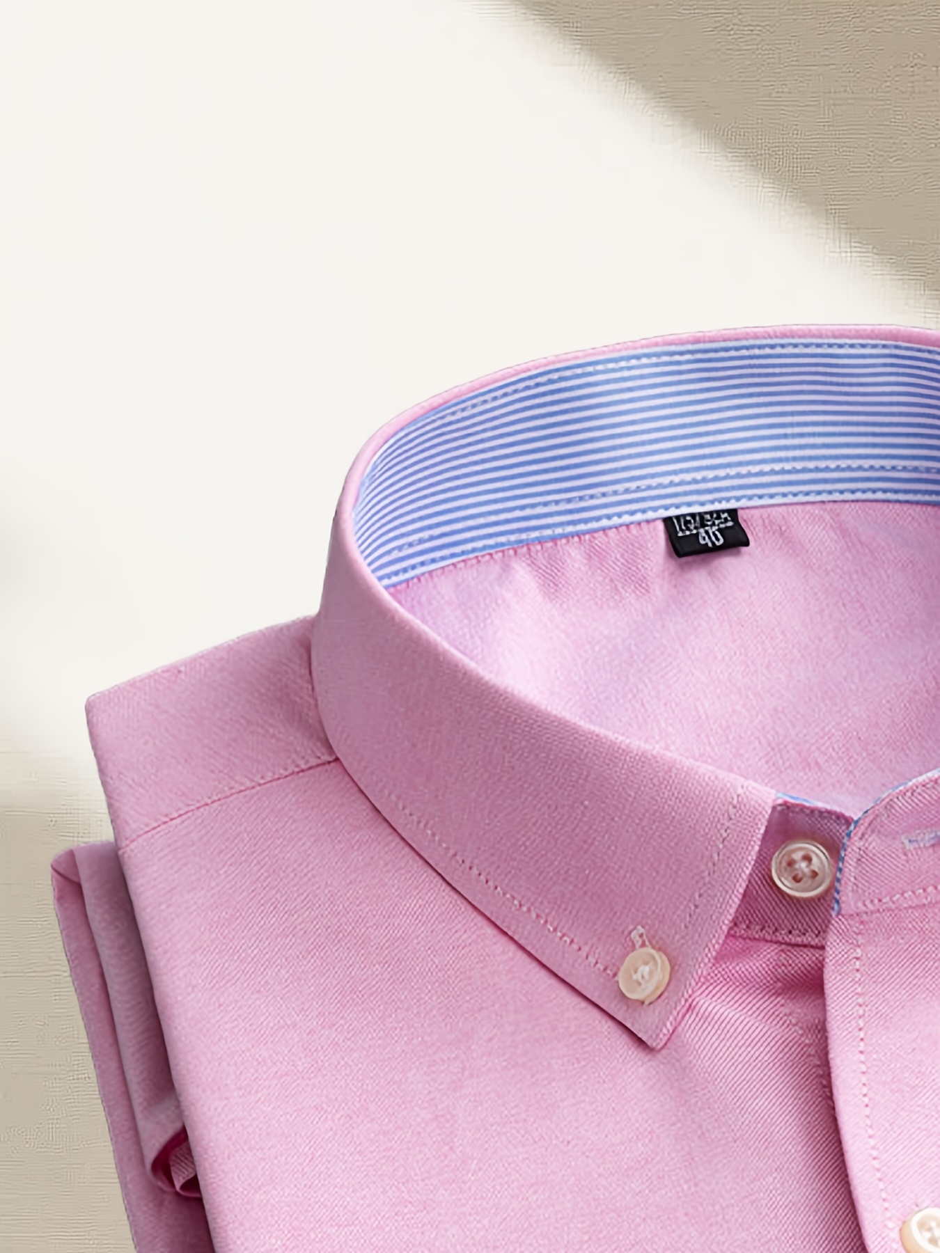 قميص رجالي كلاسيكي أحمر بأكمام طويلة مع شعار مطرز - ياقة مخططة أنيقة، جيب على الصدر، تصميم بأزرار مناسب لجميع الفصول، متعدد الاستخدامات للمناسبات الرسمية أو غير الرسمية، ملابس رسمية، أسلوب متطور، قماش غير قابل للتمدد