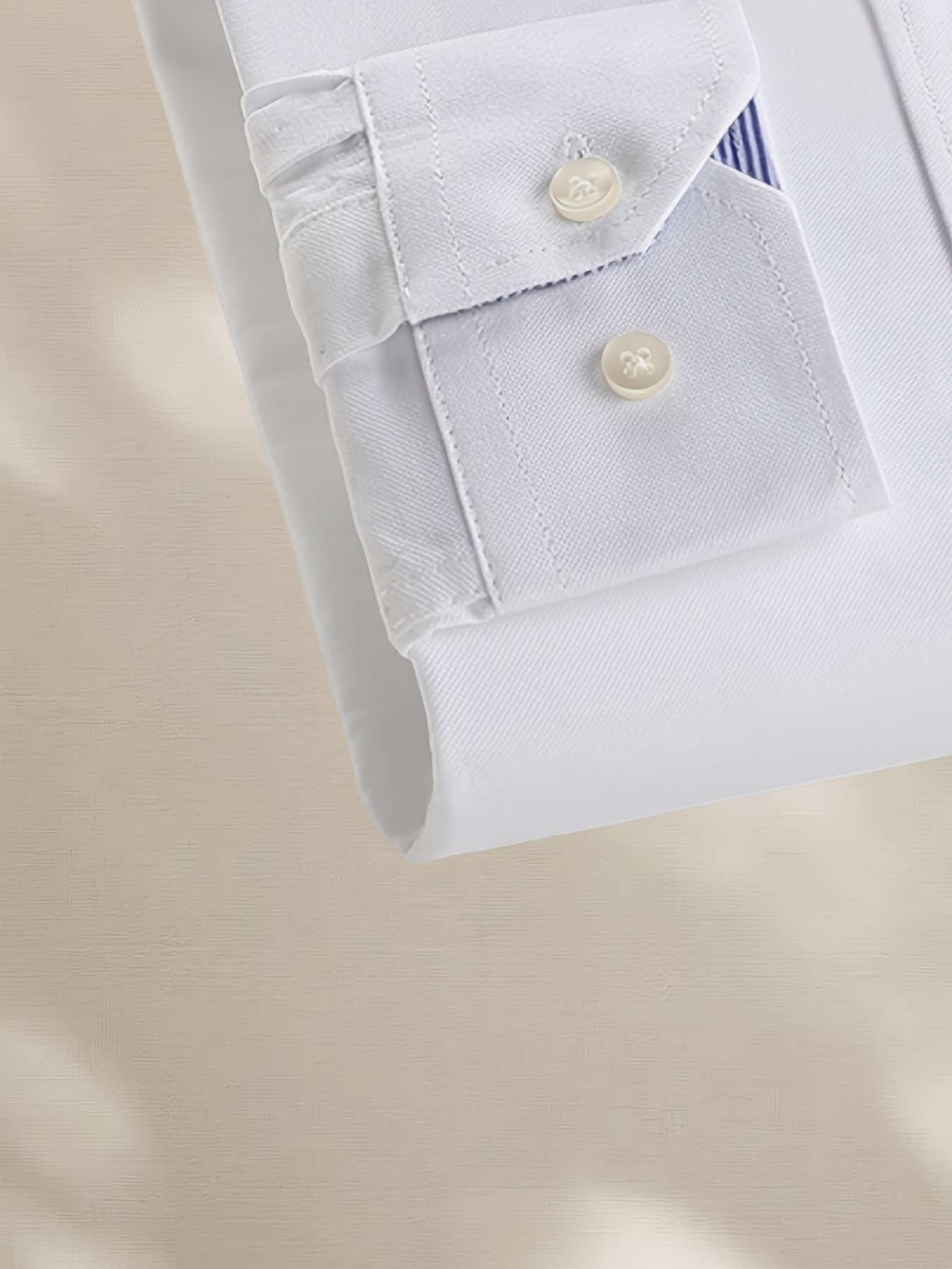 قميص رجالي كلاسيكي أحمر بأكمام طويلة مع شعار مطرز - ياقة مخططة أنيقة، جيب على الصدر، تصميم بأزرار مناسب لجميع الفصول، متعدد الاستخدامات للمناسبات الرسمية أو غير الرسمية، ملابس رسمية، أسلوب متطور، قماش غير قابل للتمدد