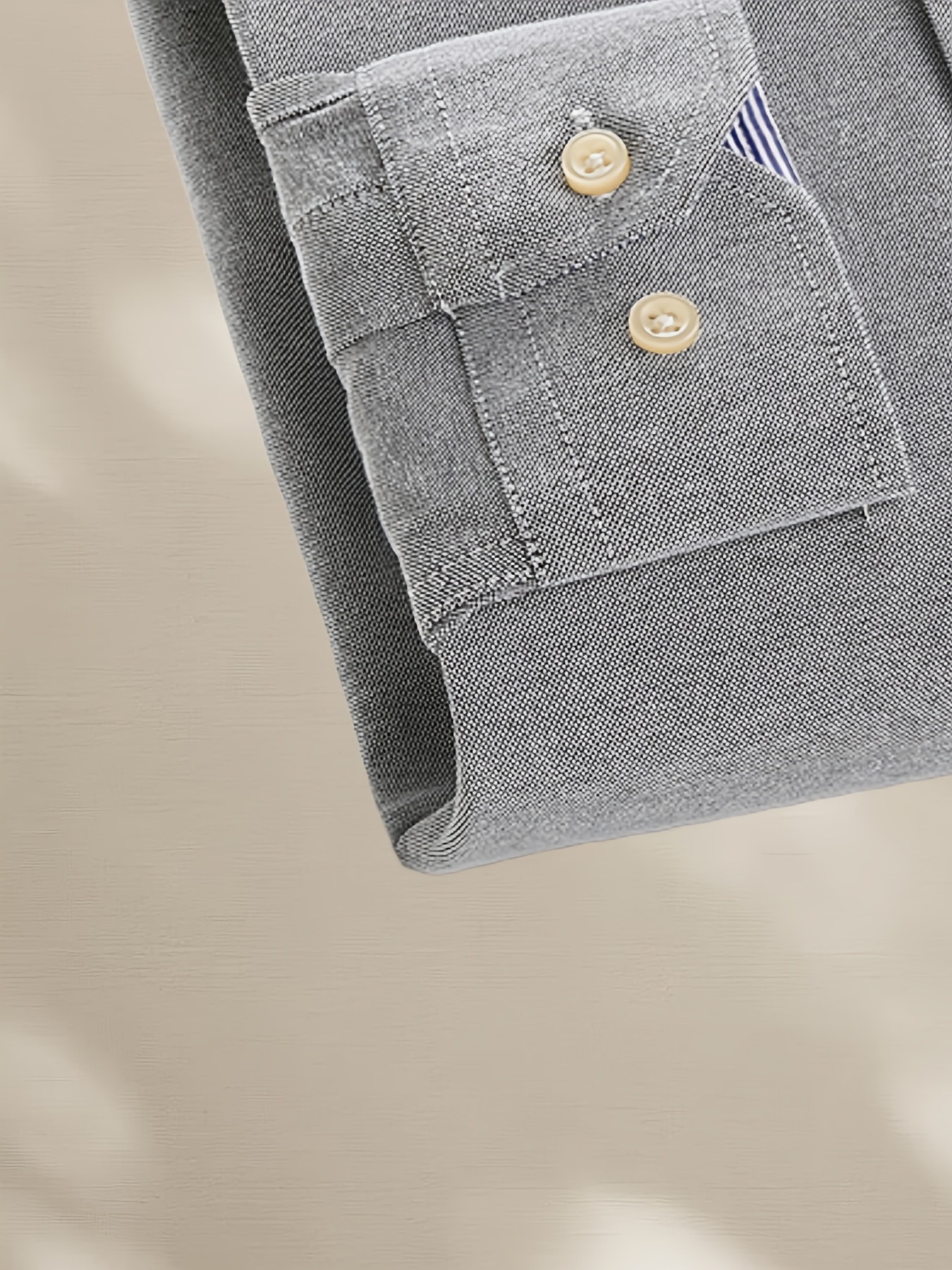 قميص رجالي كلاسيكي أحمر بأكمام طويلة مع شعار مطرز - ياقة مخططة أنيقة، جيب على الصدر، تصميم بأزرار مناسب لجميع الفصول، متعدد الاستخدامات للمناسبات الرسمية أو غير الرسمية، ملابس رسمية، أسلوب متطور، قماش غير قابل للتمدد