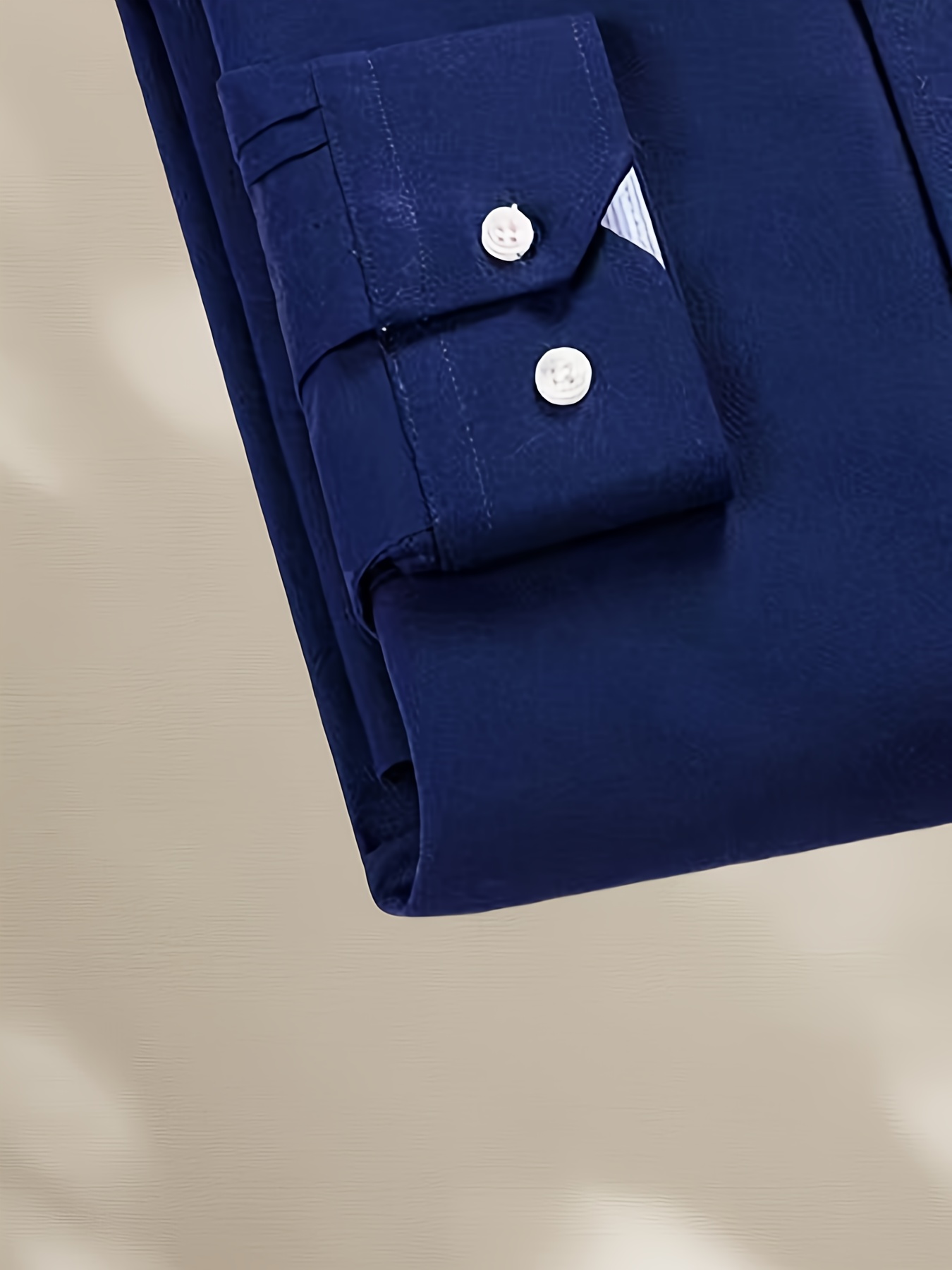 قميص رجالي كلاسيكي أحمر بأكمام طويلة مع شعار مطرز - ياقة مخططة أنيقة، جيب على الصدر، تصميم بأزرار مناسب لجميع الفصول، متعدد الاستخدامات للمناسبات الرسمية أو غير الرسمية، ملابس رسمية، أسلوب متطور، قماش غير قابل للتمدد