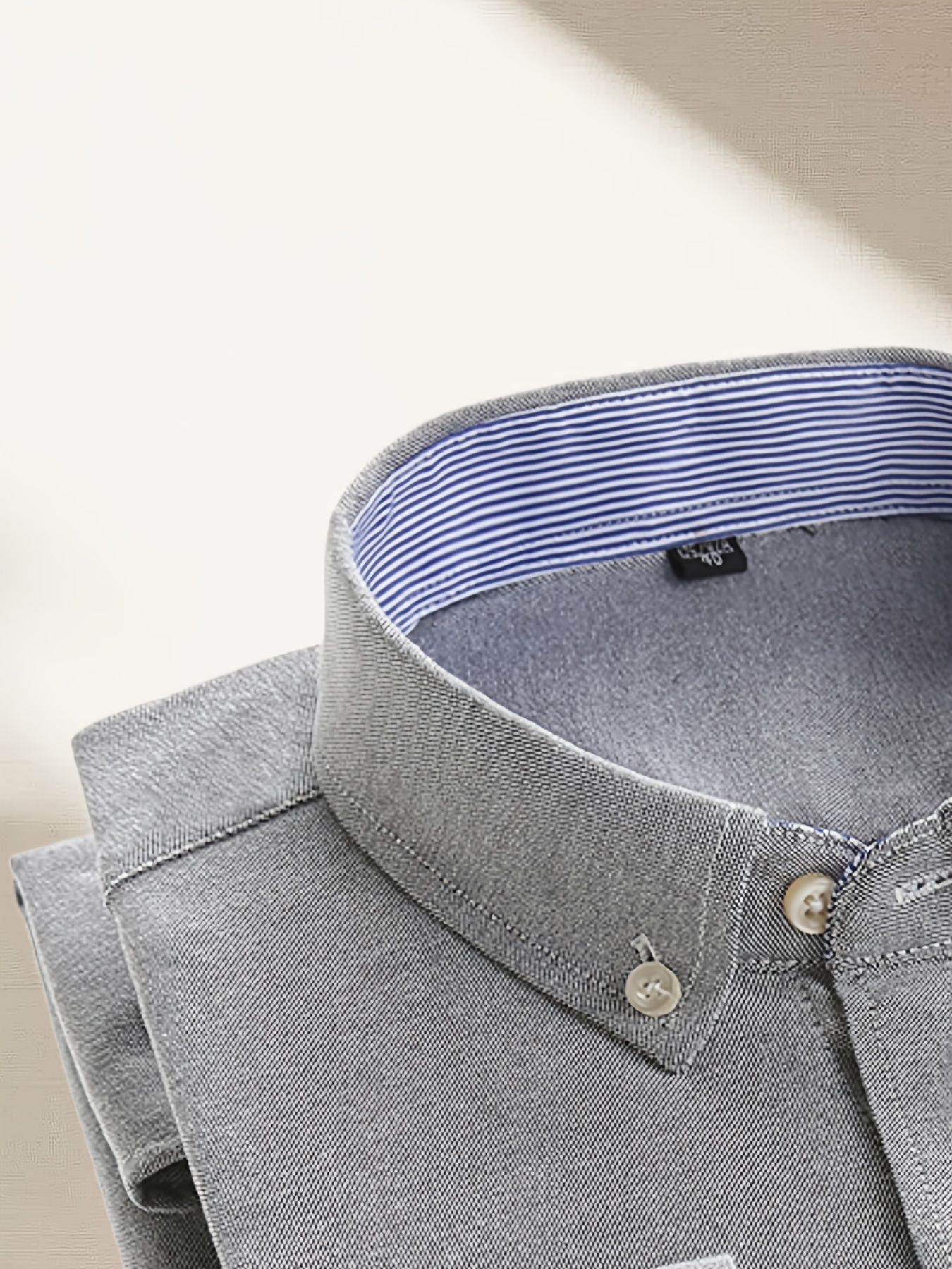 قميص رجالي كلاسيكي أحمر بأكمام طويلة مع شعار مطرز - ياقة مخططة أنيقة، جيب على الصدر، تصميم بأزرار مناسب لجميع الفصول، متعدد الاستخدامات للمناسبات الرسمية أو غير الرسمية، ملابس رسمية، أسلوب متطور، قماش غير قابل للتمدد