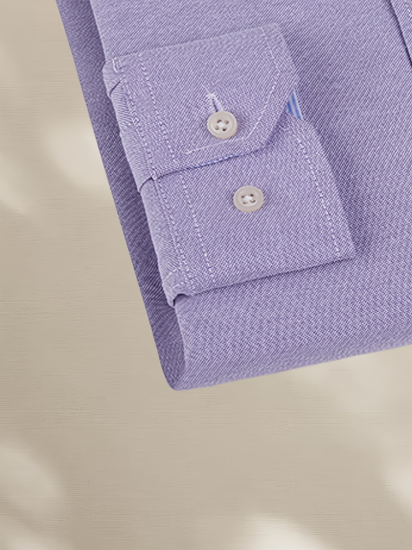 قميص رجالي كلاسيكي أحمر بأكمام طويلة مع شعار مطرز - ياقة مخططة أنيقة، جيب على الصدر، تصميم بأزرار مناسب لجميع الفصول، متعدد الاستخدامات للمناسبات الرسمية أو غير الرسمية، ملابس رسمية، أسلوب متطور، قماش غير قابل للتمدد